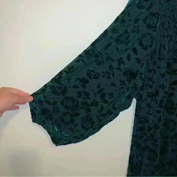 Women’s Plus Velvet Smocked Bust Flowy Floral Holiday Blouse Size 2X - Picture 3 of 11